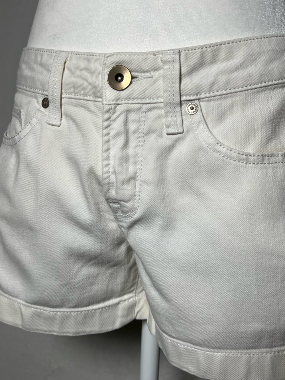 jcp White Cotton Blend Low Rise Shorts - size 4 - Picture 4 of 10